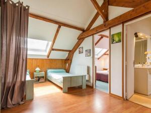 Maisons de vacances Gite Charmant avec Cheminee, Jardin Clos et Equipements Bebe a Proximite de la Cote - FR-1-306-842 : photos des chambres