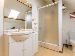 Maisons de vacances Gite Charmant avec Cheminee, Jardin Clos et Equipements Bebe a Proximite de la Cote - FR-1-306-842 : photos des chambres
