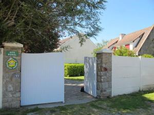 Maisons de vacances Gite Charmant avec Cheminee, Jardin Clos et Equipements Bebe a Proximite de la Cote - FR-1-306-842 : photos des chambres