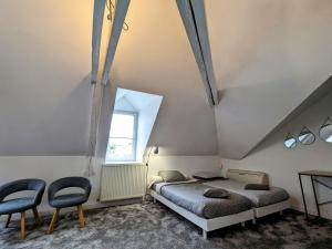B&B / Chambres d'hotes Chambre spacieuse pour 4 pers. avec SDB privee et PDJ inclus a Chateauroux - FR-1-591-388 : photos des chambres