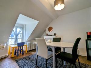 B&B / Chambres d'hotes Chambre spacieuse pour 4 pers. avec SDB privee et PDJ inclus a Chateauroux - FR-1-591-388 : photos des chambres