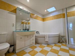 B&B / Chambres d'hotes Chambre spacieuse pour 4 pers. avec SDB privee et PDJ inclus a Chateauroux - FR-1-591-388 : photos des chambres