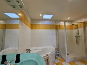 B&B / Chambres d'hotes Chambre spacieuse pour 4 pers. avec SDB privee et PDJ inclus a Chateauroux - FR-1-591-388 : photos des chambres