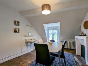 B&B / Chambres d'hotes Chambre spacieuse pour 4 pers. avec SDB privee et PDJ inclus a Chateauroux - FR-1-591-388 : photos des chambres