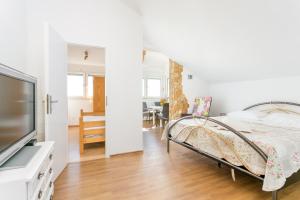 Apartments with parking space Kastel Kambelovac, Kastela - 21027