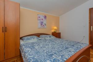 Apartments with parking space Vir - 23111