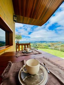 Chalé com borda infinita vista para represa