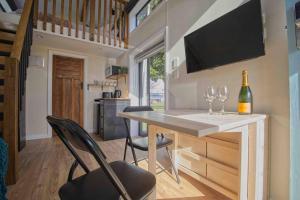 Beautiful tiny house near Hamilton Lake