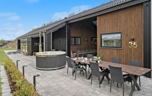 4 Bedroom Cozy Home In Hadsund