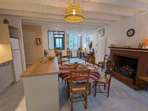 Maisons de vacances Moulin Authentique avec Jardin Prive et Activites pour Familles et Amis en Bord de Riviere - FR-1-653-251 : photos des chambres