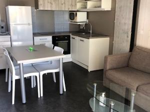 Chalets Chalet 2 chambres au calme avec terrasse, piscine chauffee et acces lac en Vendee - FR-1-783-26 : Chalet