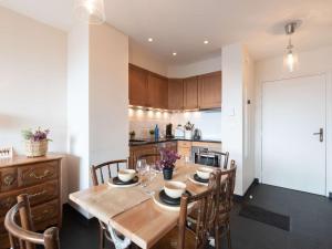 Appartement skis aux pieds avec piscine chauffée et parking - FR-1-296-345