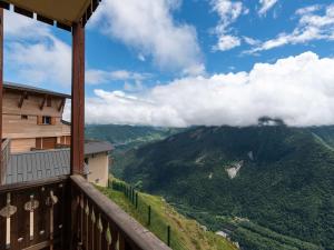 Appartement skis aux pieds avec piscine chauffée et parking - FR-1-296-345