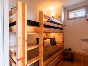 Appartement skis aux pieds avec piscine chauffée et parking - FR-1-296-345