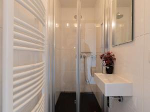 Appartement skis aux pieds avec piscine chauffée et parking - FR-1-296-345