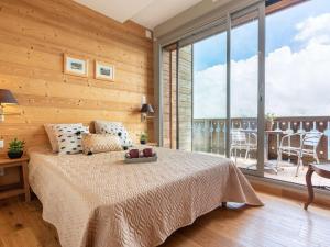 Appartement skis aux pieds avec piscine chauffée et parking - FR-1-296-345