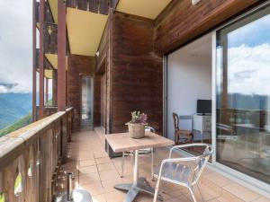 Appartement skis aux pieds avec piscine chauffée et parking - FR-1-296-345