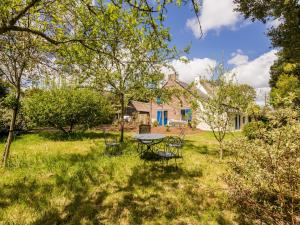 Maisons de vacances Evasion en Gite de Charme avec Jardin, Piscine Chauffee et Proche Plages – Saint-Lyphard - FR-1-306-1271 : photos des chambres