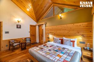 StayVista at Amritalaya - Luxury Villa with Bonfire in Raison