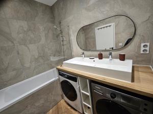 Appartements 4, 5 et 10 personnes renoves en centre-ville : photos des chambres