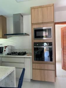 Casa 5 suites, lavabo externo, dependência completa, lavabo externo, área goumert com churrasqueir a 300 metros da praia