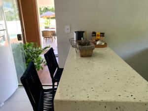 Casa 5 suites, lavabo externo, dependência completa, lavabo externo, área goumert com churrasqueir a 300 metros da praia