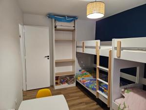 Appartements 4, 5 et 10 personnes renoves en centre-ville : photos des chambres