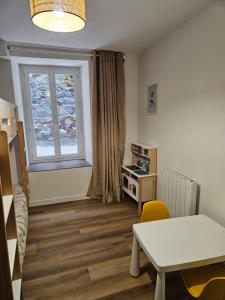 Appartements 4, 5 et 10 personnes renoves en centre-ville : photos des chambres