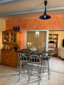 Maisons de vacances Mazet des Orchidees - Gite 4 personnes 50 m2 - Jardin, spa prive - independant - stationnement prive : photos des chambres