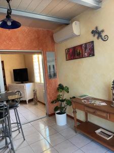 Maisons de vacances Mazet des Orchidees - Gite 4 personnes 50 m2 - Jardin, spa prive - independant - stationnement prive : photos des chambres
