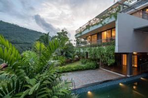 Premium 5 BR full pool villa by lake close to Vagamon