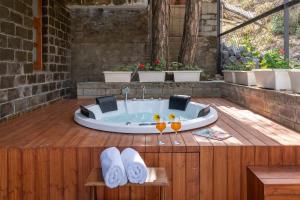 StayVista at Floradale W Jacuzzi & Wood-Fire Pizza