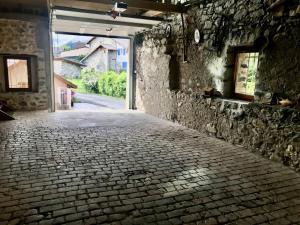 B&B / Chambres d'hotes Le Rocher des Ducs, vue sur montagne, abris voitures et motos : photos des chambres