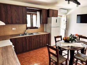 Travelers Hikers Delight House On Way To Sougia