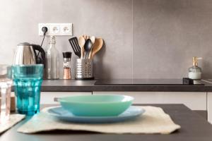 Wonderful EMOJI studio in oldtown, street parking