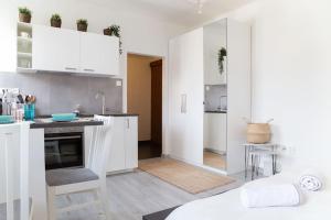 Wonderful EMOJI studio in oldtown, street parking