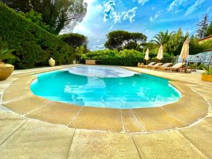 Villa provençale Golfe St Tropez climatisée piscine chauffée, Spa, billard, Wifi haut débit pro