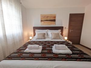 Seaside Serenity "Earth" with pool, 150m from sea