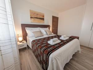 Seaside Serenity "Earth" with pool, 150m from sea