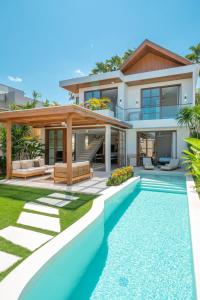 Umalas Escape - Premier 3BR Tropical Villa Steps from Canggu