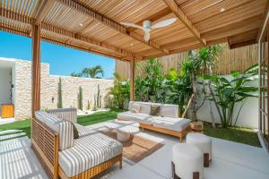 Umalas Escape - Premier 3BR Tropical Villa Steps from Canggu