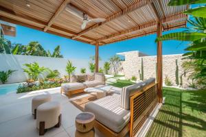 Umalas Escape - Premier 3BR Tropical Villa Steps from Canggu