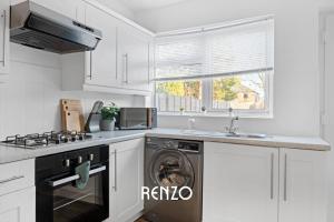 Vibrant and Cosy 3-Bed Home in Nottingham by Renzo, Perfect for Contractors, Free Parking!