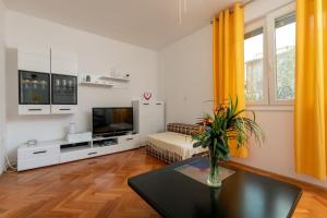 2B Apartment Castegner with garden & free parking