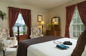 Double Room with Lake View 2 room in Inn at Pleasant Lake