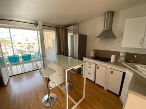 Bel appartement T2 avec vue mer. Plages, commerces et restaurants à pied.