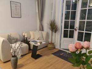 Shanghai Historical Art BNB with garden courtyard near Nanjing Road