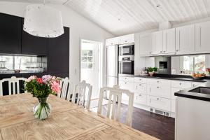 Seaside Serenity, Modern Family Retreat