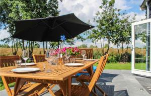 Awesome Home In Strijen With Wifi