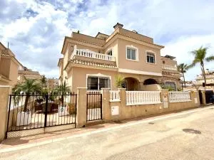Casa Romina, Semi-detached villa with shared pool near La Zenia - 洛斯杜尔斯